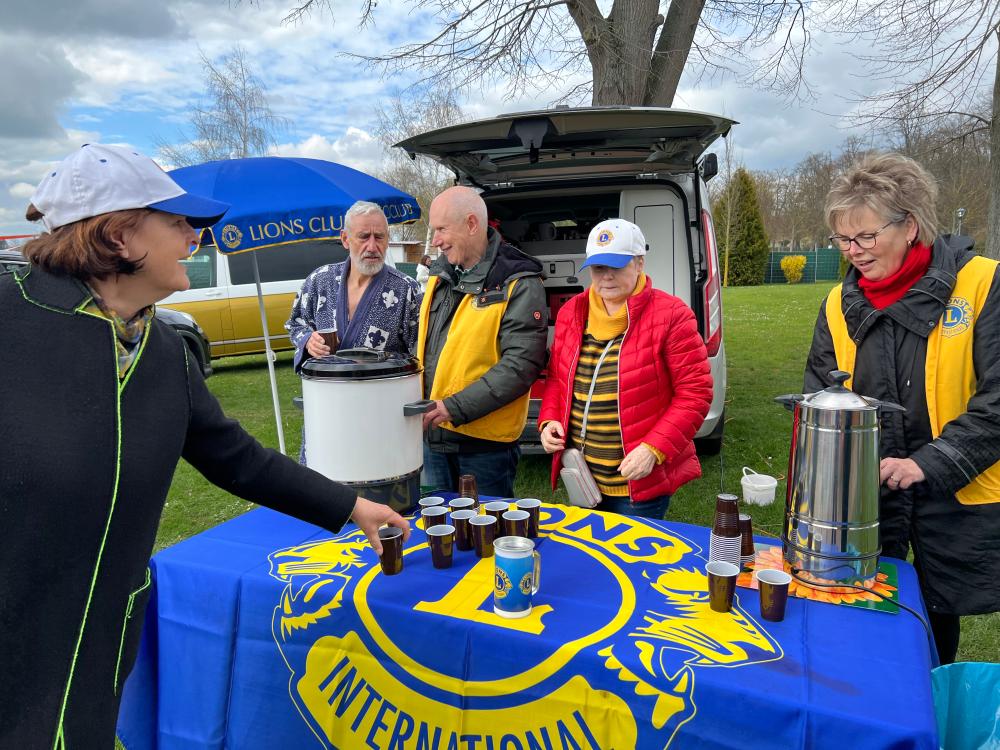 Warmgetränkeausschank beim Blaueierschwimmen