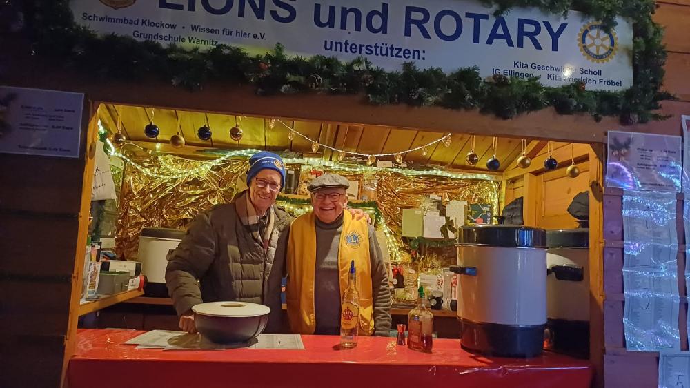 Gute Laune vor dem Stand